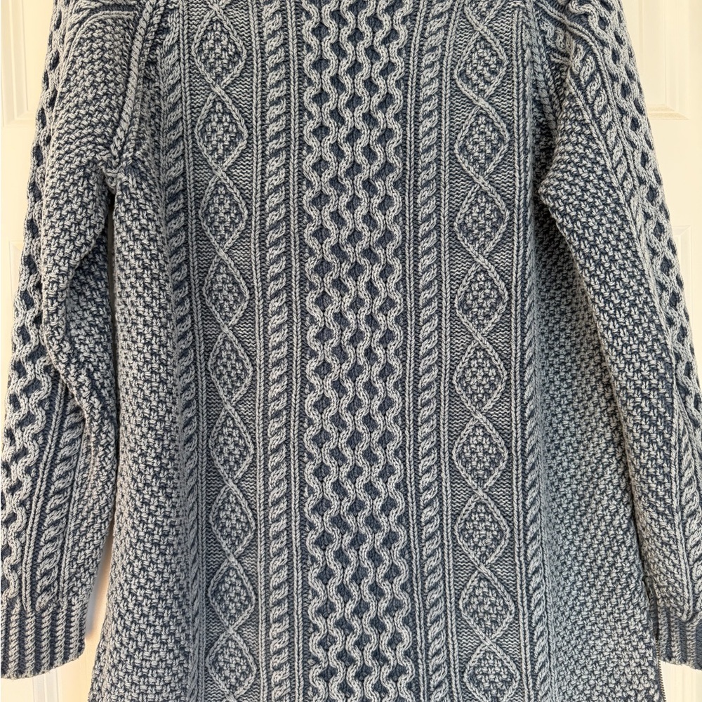 LL BEAN signature fisherman cotton Cable Knit Sweater in denim blue. Large